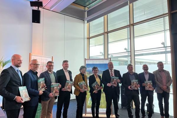 Pr�sentieren die neue Ausgabe des Magazins #Naturpark der Naturparke Baden-W�rttembergs � AG Naturparke Baden-W�rttemberg